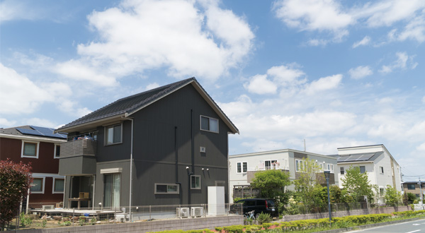 オール電化住宅と一般家庭の違いを示した図