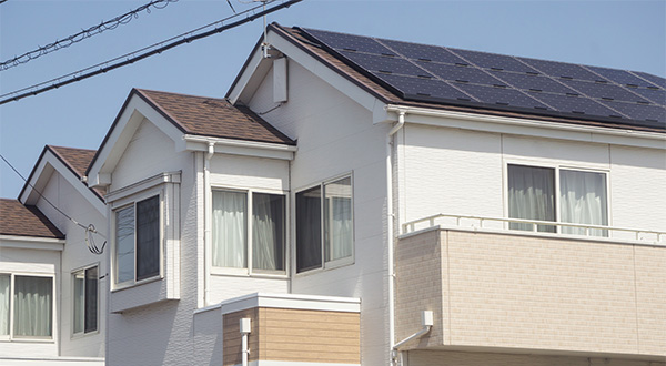 隣家の窓の位置と太陽光の入射角・反射角を確認する